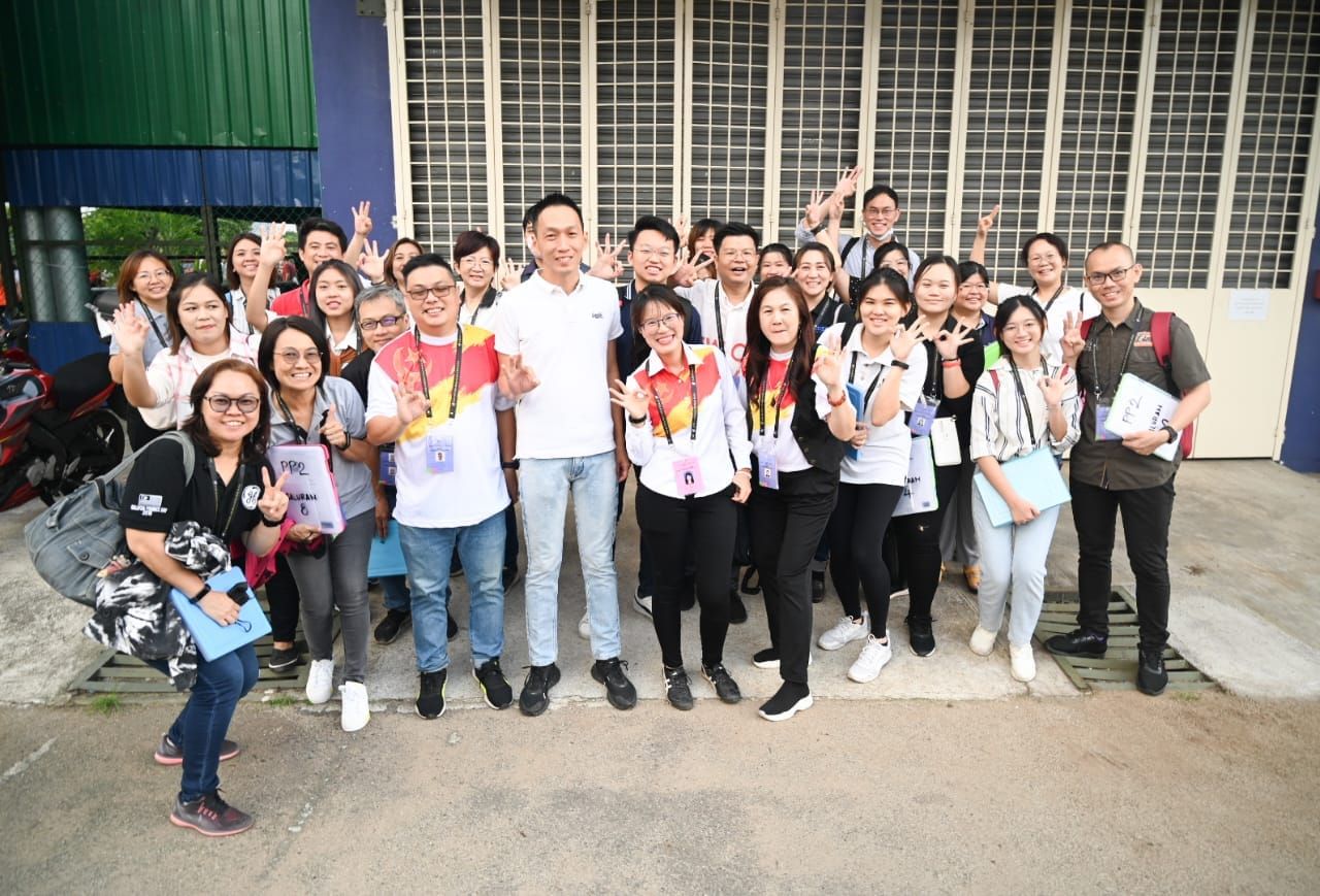 欧阳捍华王诗棋相约去投票 快速履行公民责任