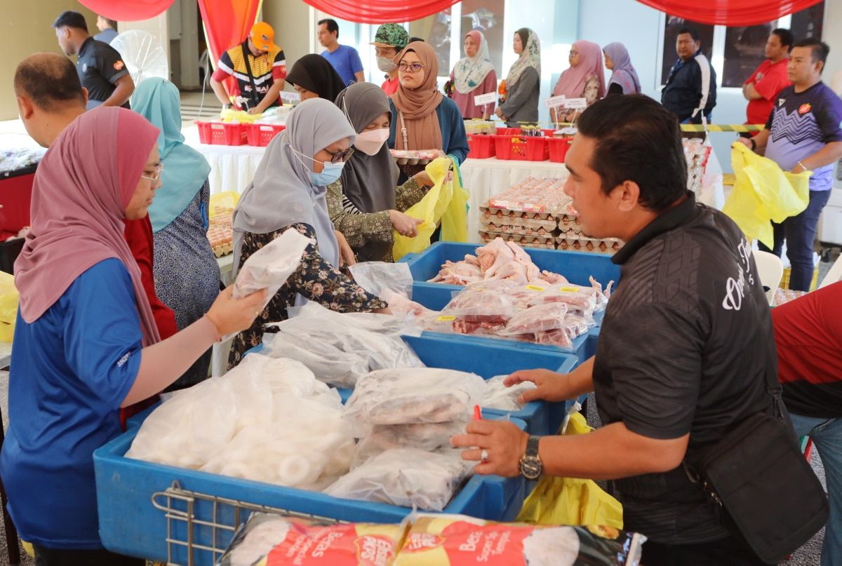 Teruja dapat berjimat, warga emas berbelanja di jualan murah lebih 10 kali