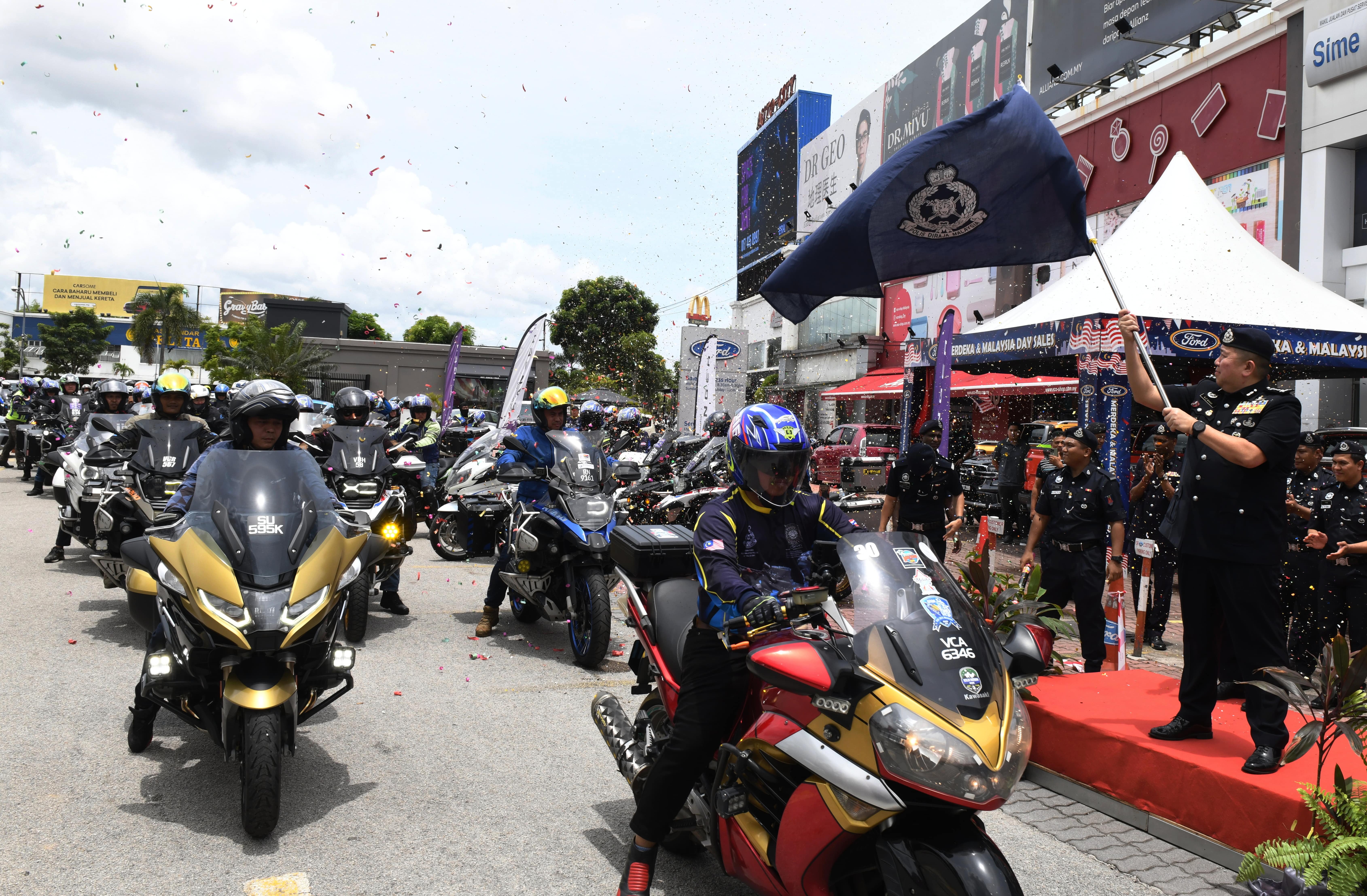 Konvoi madani polis santuni anggota, pegawai, masyarakat kurang bernasib baik