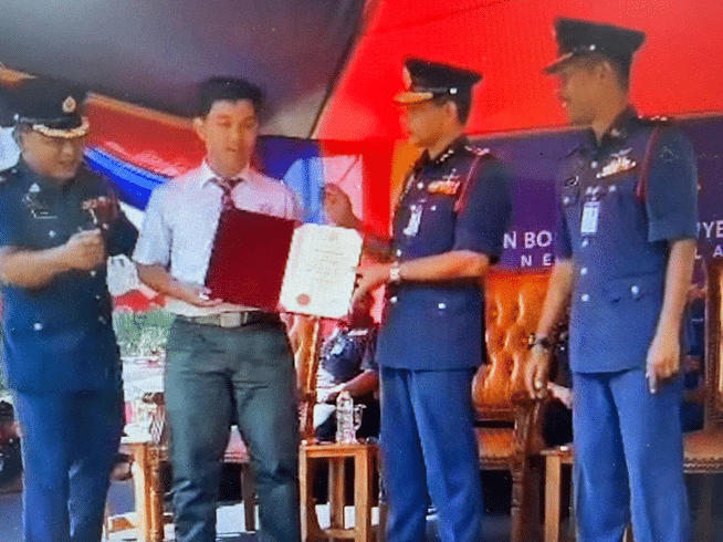 Remaja selamat kanak-kanak dalam kebakaran terima sijil penghargaan