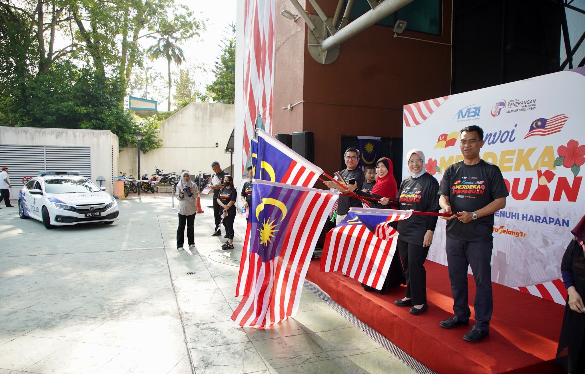 MBI anjur Konvoi Merdeka Perpaduan, serah bantuan ke tiga sekolah