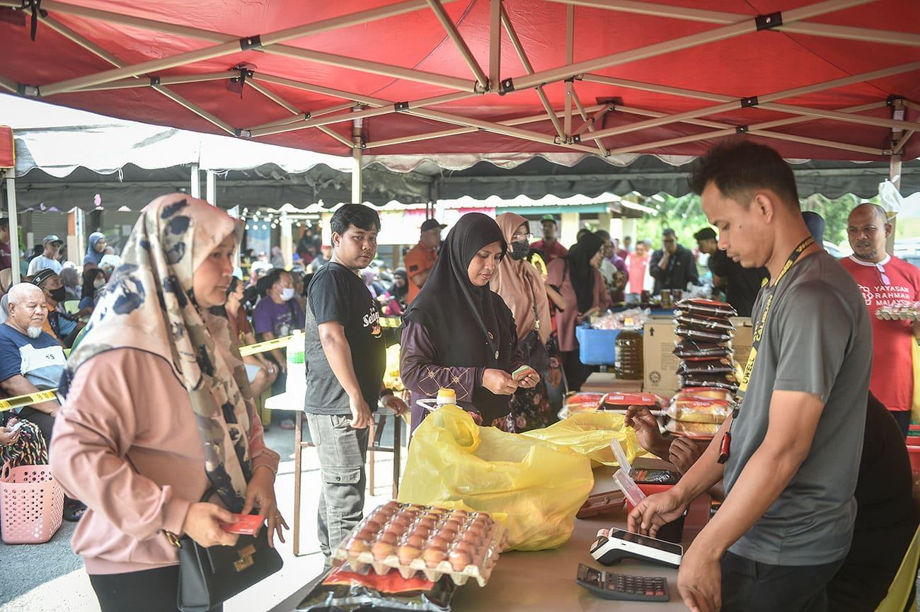 Jualan murah dapat sambutan, penduduk cadang tambah kuantiti barang