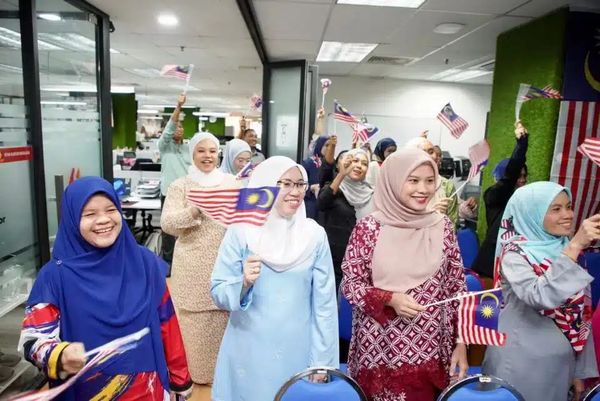 雪州媒体职员挥动辉煌条纹 学习国父精神走出舒适圈