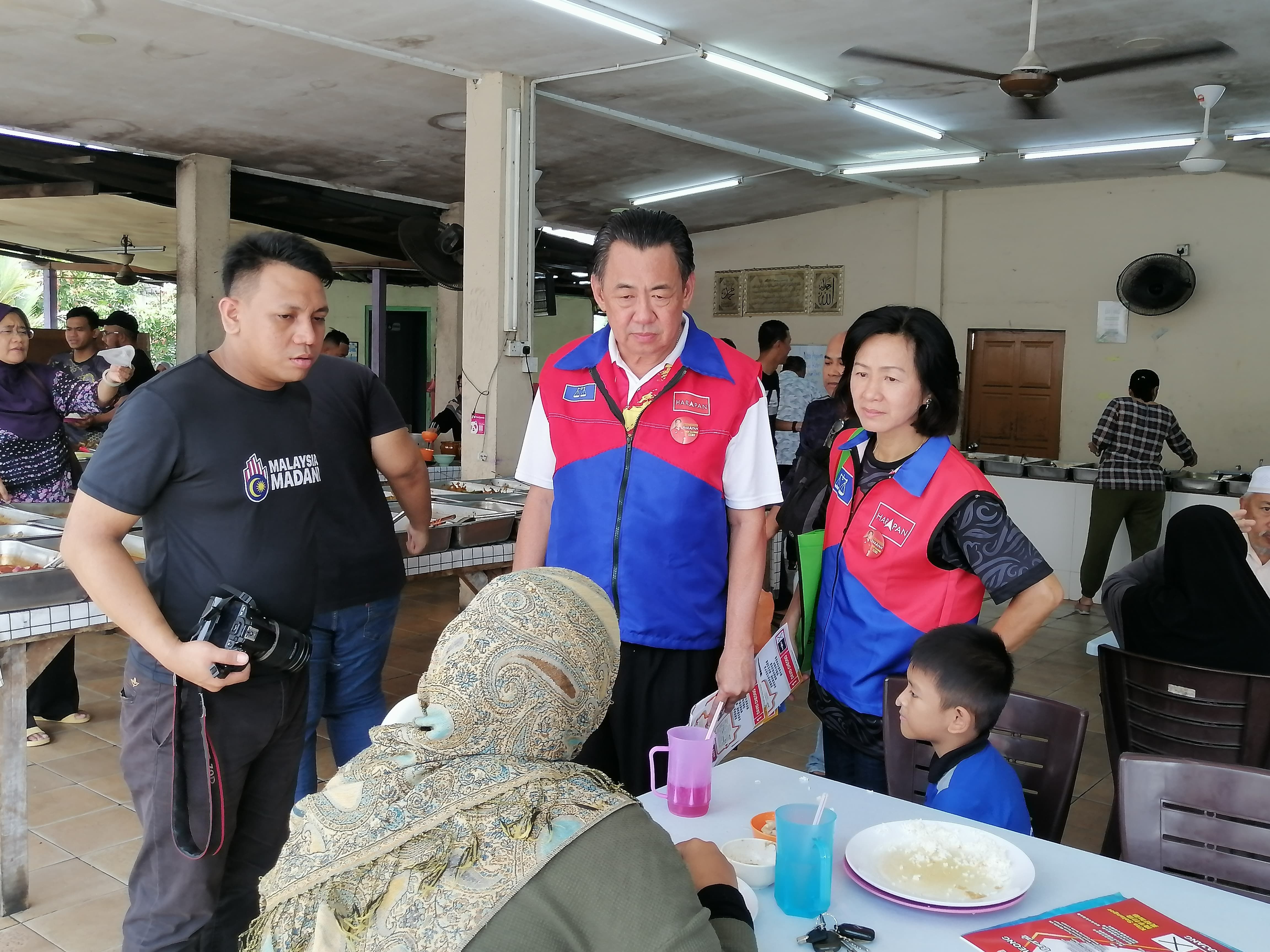 张睷洋把握时间拜票 心情紧张忧投票率低