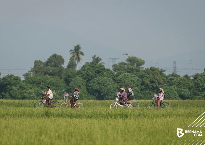 Kayuh basikal klasik dengan busana Melayu lama, bangkit nostalgia kemerdekaan