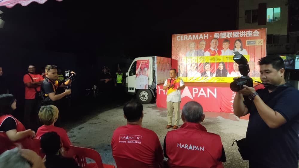 （视频）“我们都是一家人！”拜票      阿米秀华语赢掌声连连