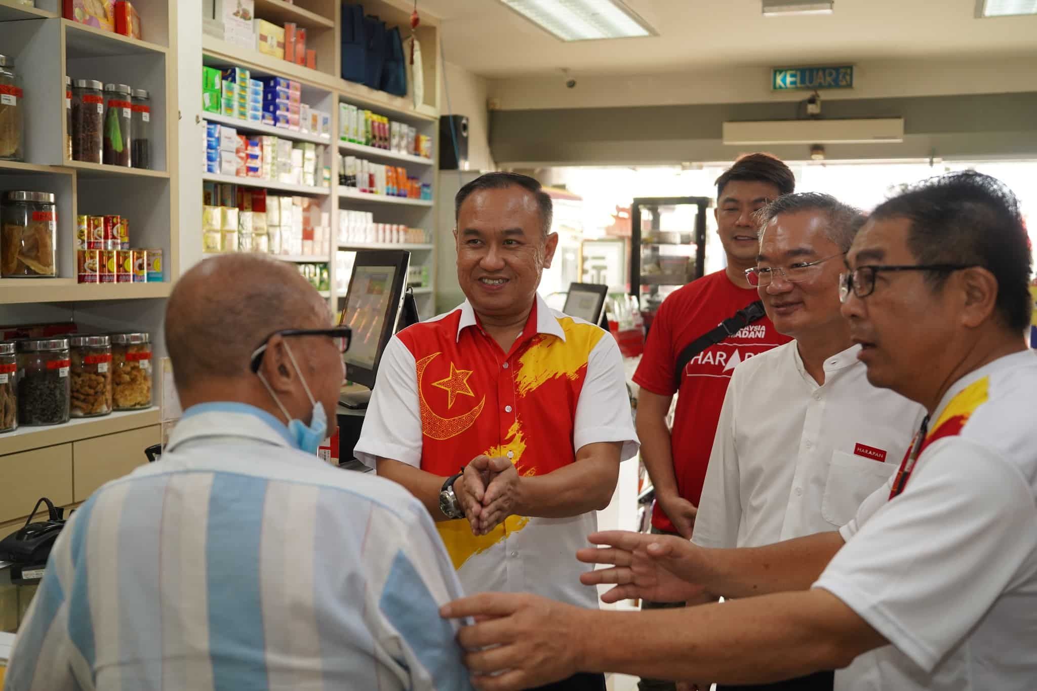 候选人清早至午夜马不停蹄拜票 家人温馨举动是活力来源