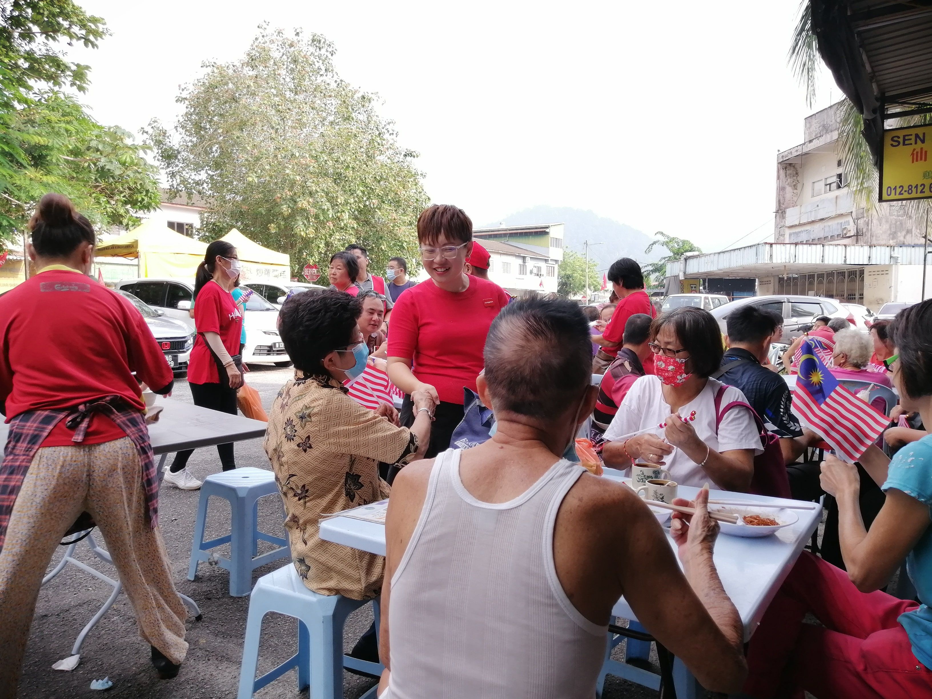 潘佩玲一中选即收到选民传来大量信息 反映民生.回馈意见改进武吉兰樟