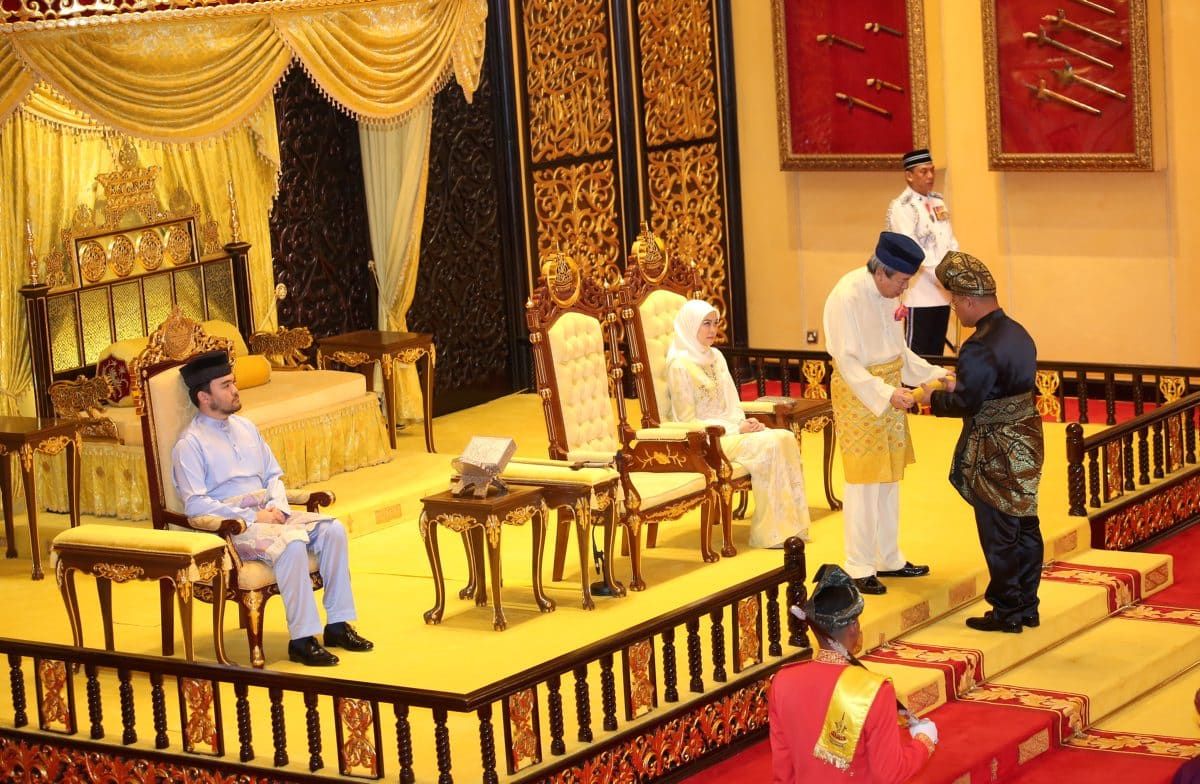 பாப்பாராய்டு உள்பட 10 பேர் சிலாங்கூர் ஆட்சிக்குழு உறுப்பினர்களாக பதவியேற்றனர்.