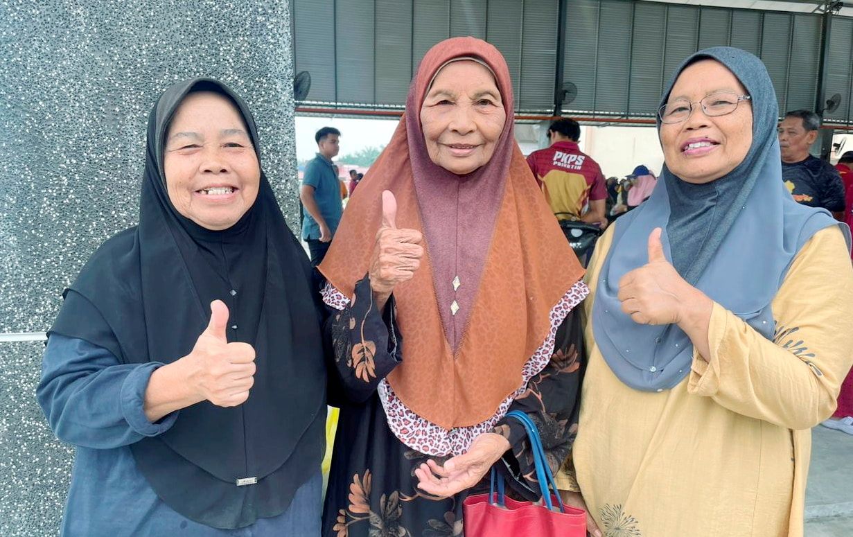 JER jadi tempat tiga sekawan warga emas tanya khabar, berbelanja