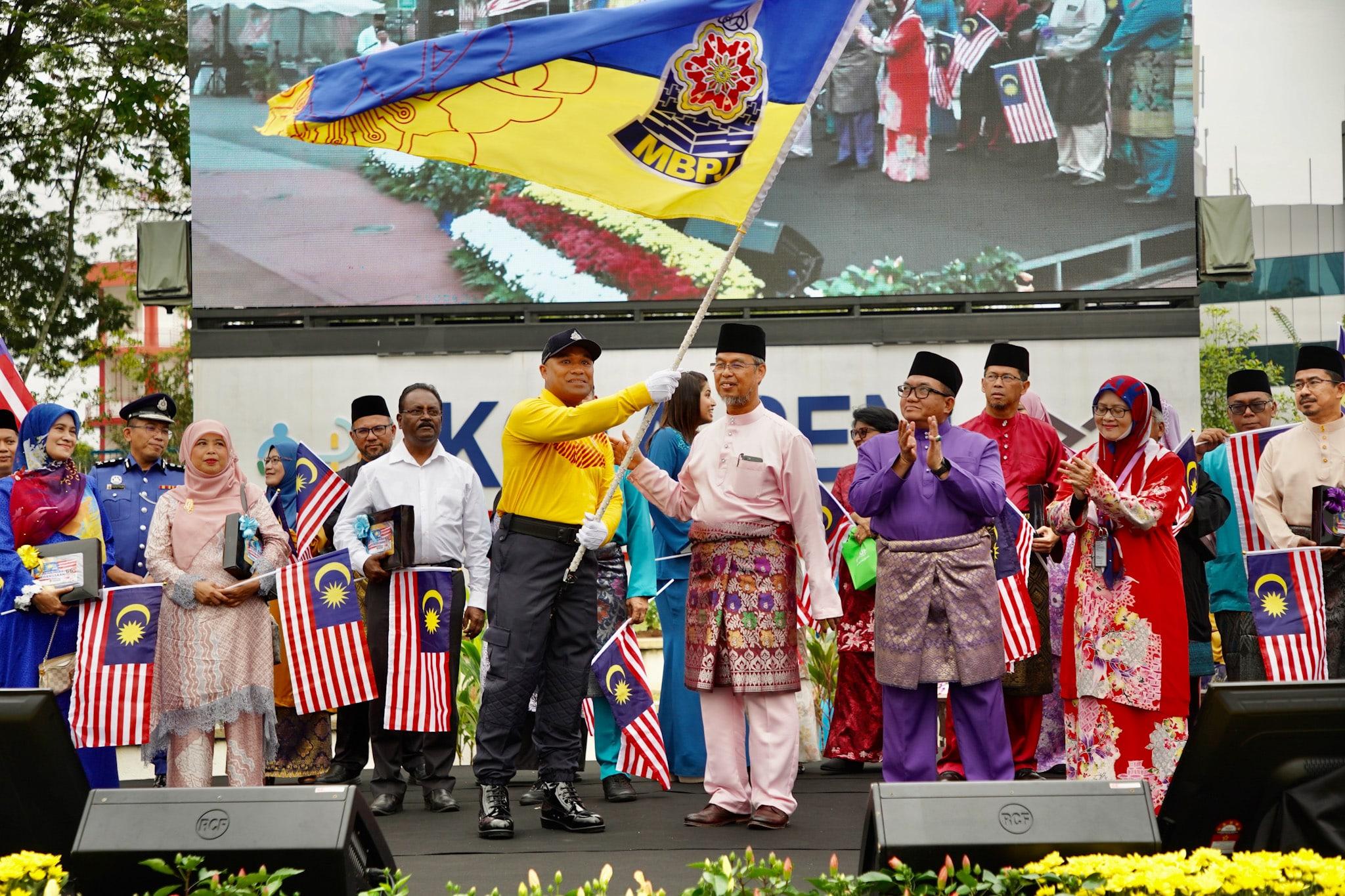 MBPJ distributes over 10,000 Jalur Gemilang flags for Merdeka