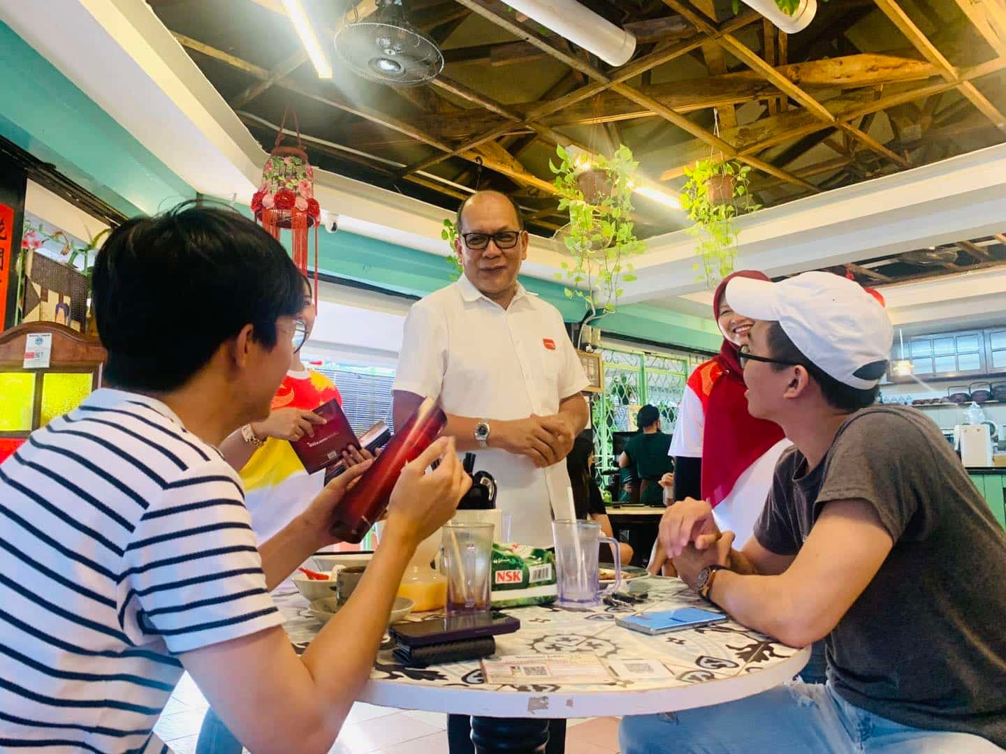 选民公开喊话支持 依兹汉承诺中选续履行使命