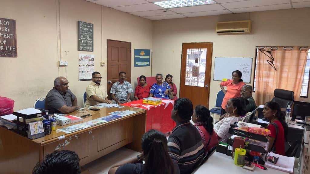 பத்து மலையை ஒட்டியுள்ள  பூக்கடைகளை  அப்புறப்படுத்துவது யார் ?