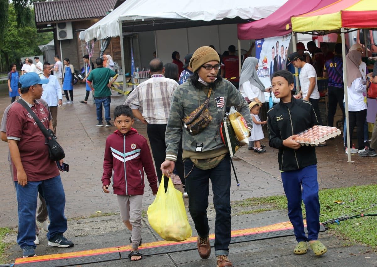 Cuaca hujan tidak halang orang ramai kunjungi jualan murah anjuran PKPS