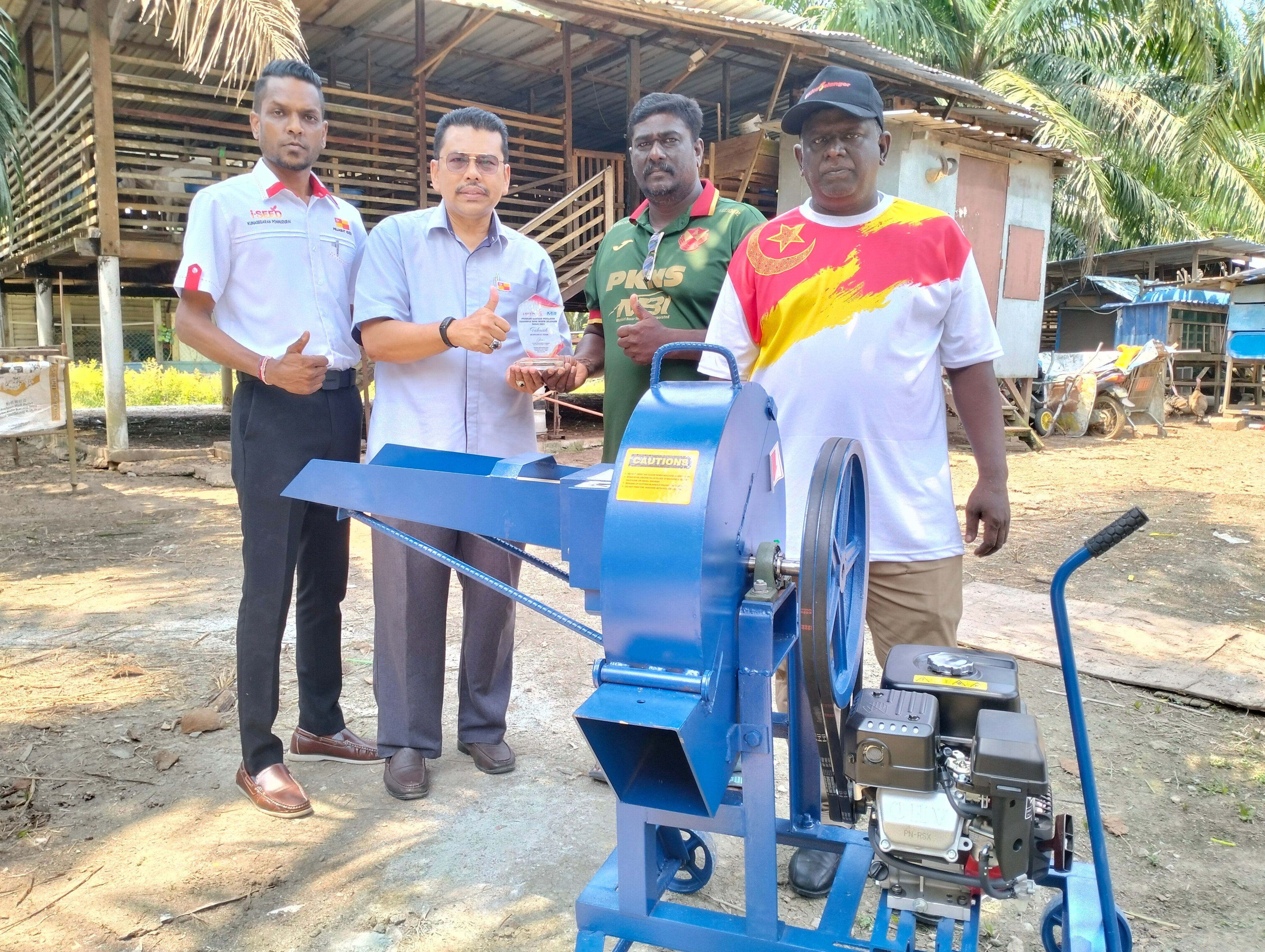 முன்னாள் ஆட்சி குழு உறுப்பினர் வீ. கணபதிராவுக்கு  தங்கள் நன்றியை  தெரிவித்துக் கொண்டனர்