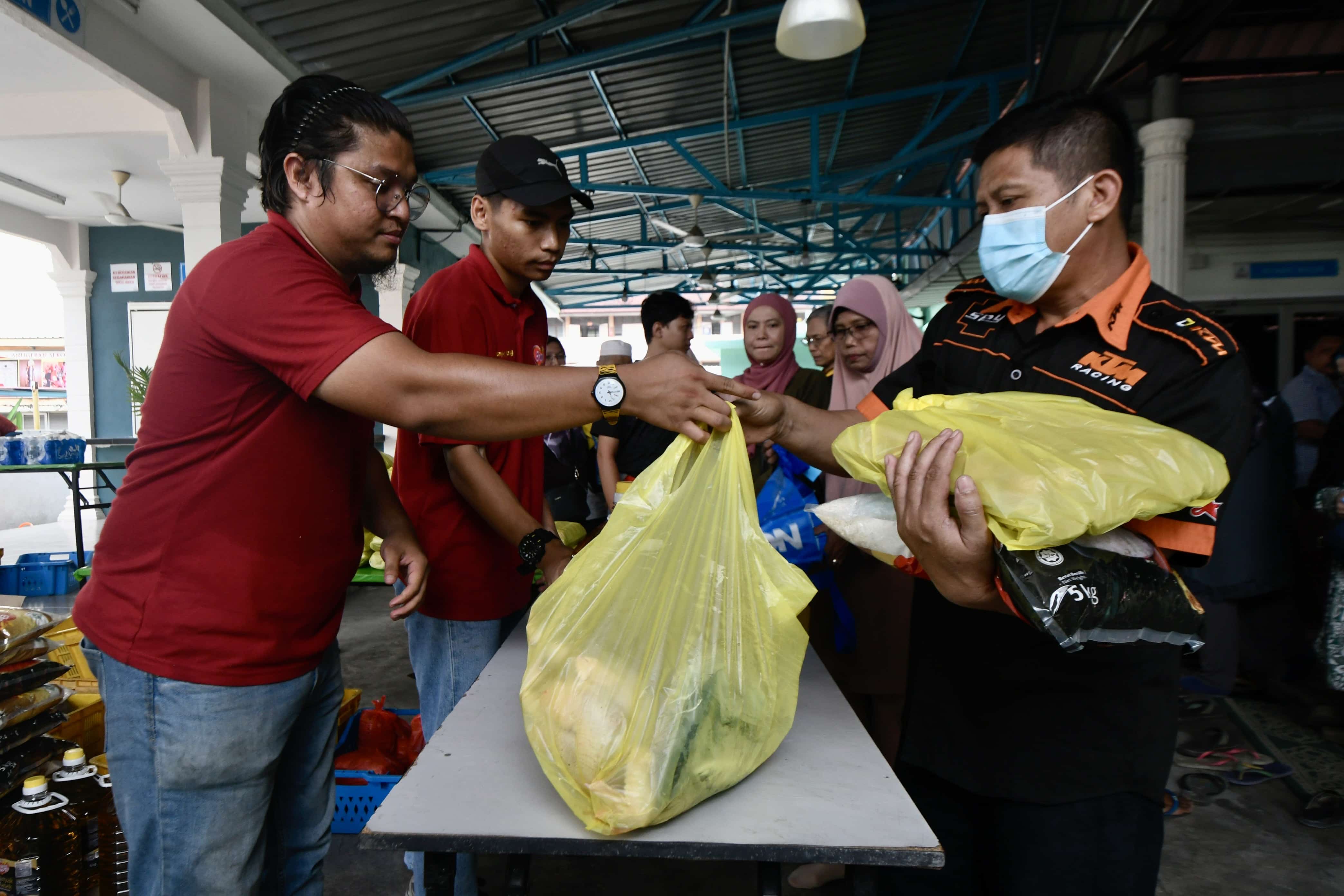 195 asnaf, keluarga susah terima sumbangan set barangan makanan asas