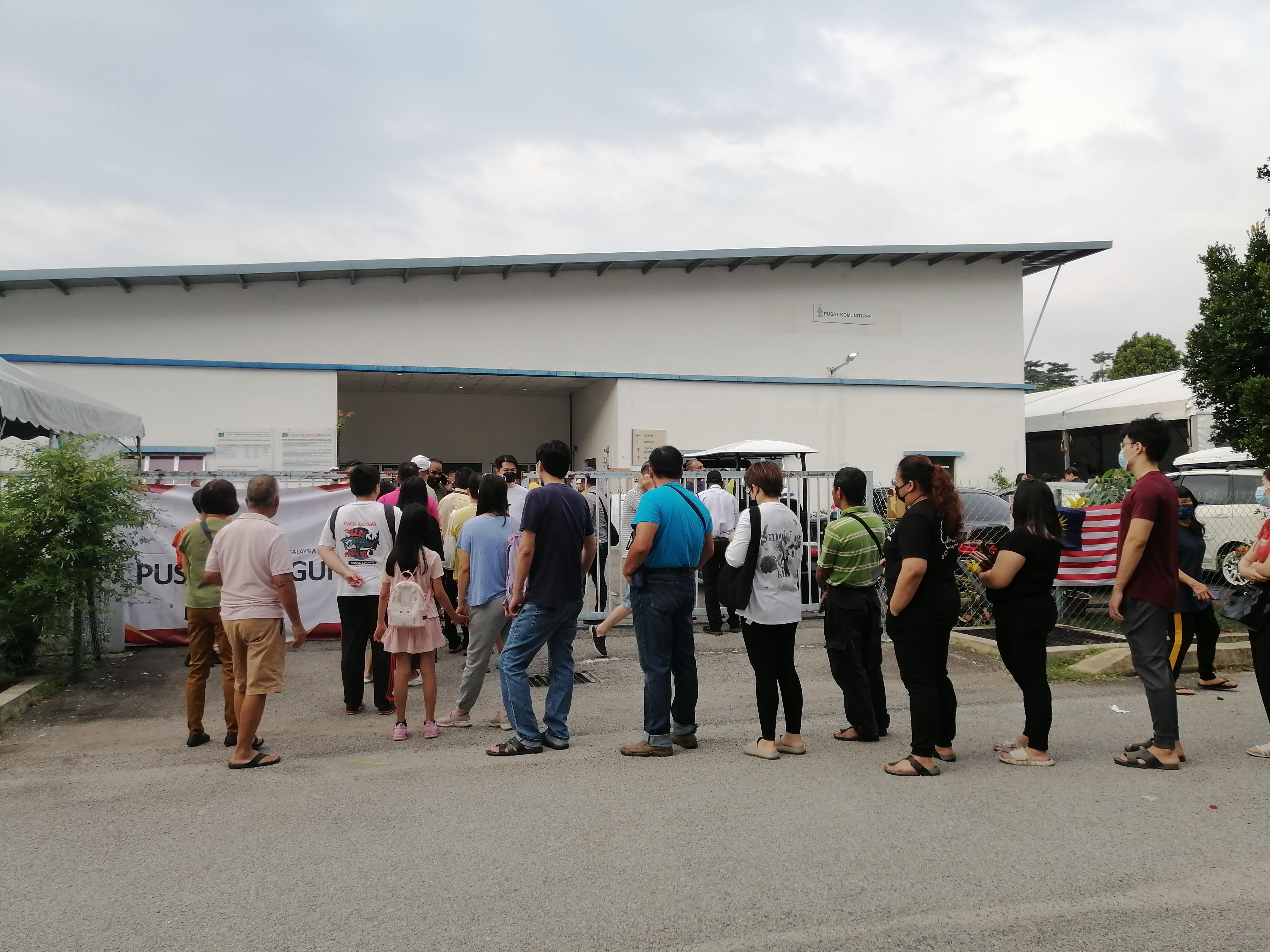 妇女清早5时许出门赶投票 73岁老翁从不缺席选举