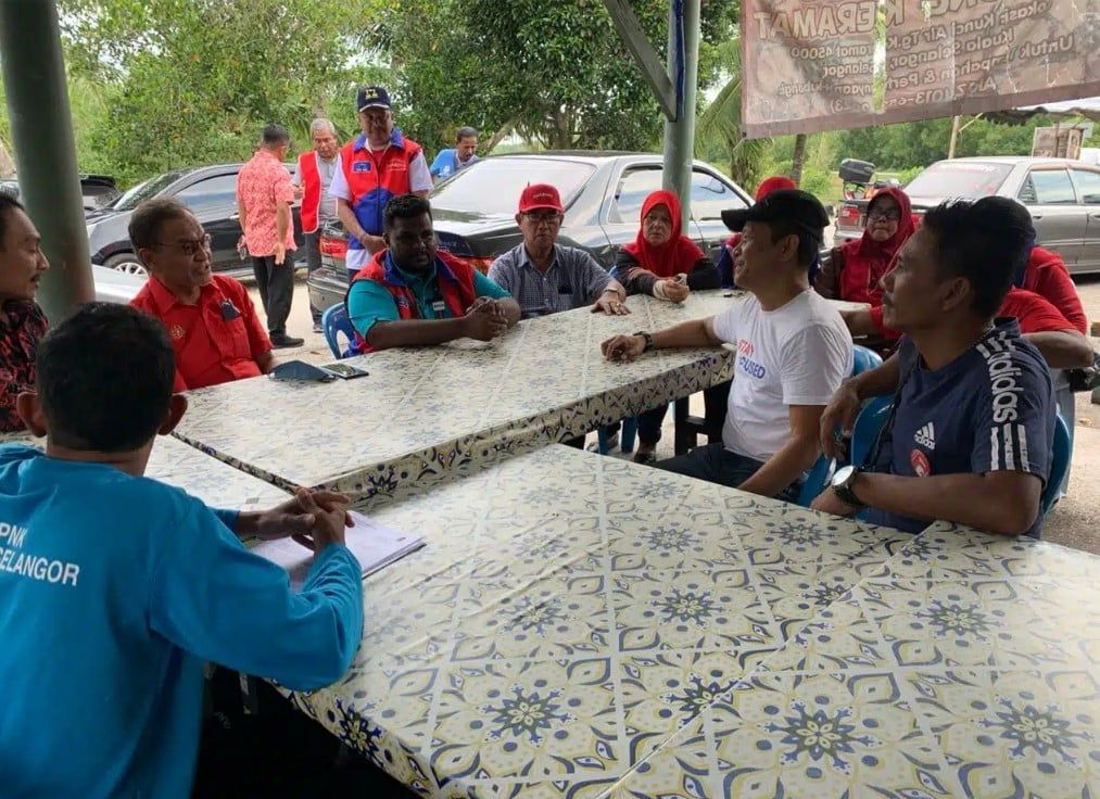 武吉美拉华蒂蓝眼候选人  承诺中选助渔民注册