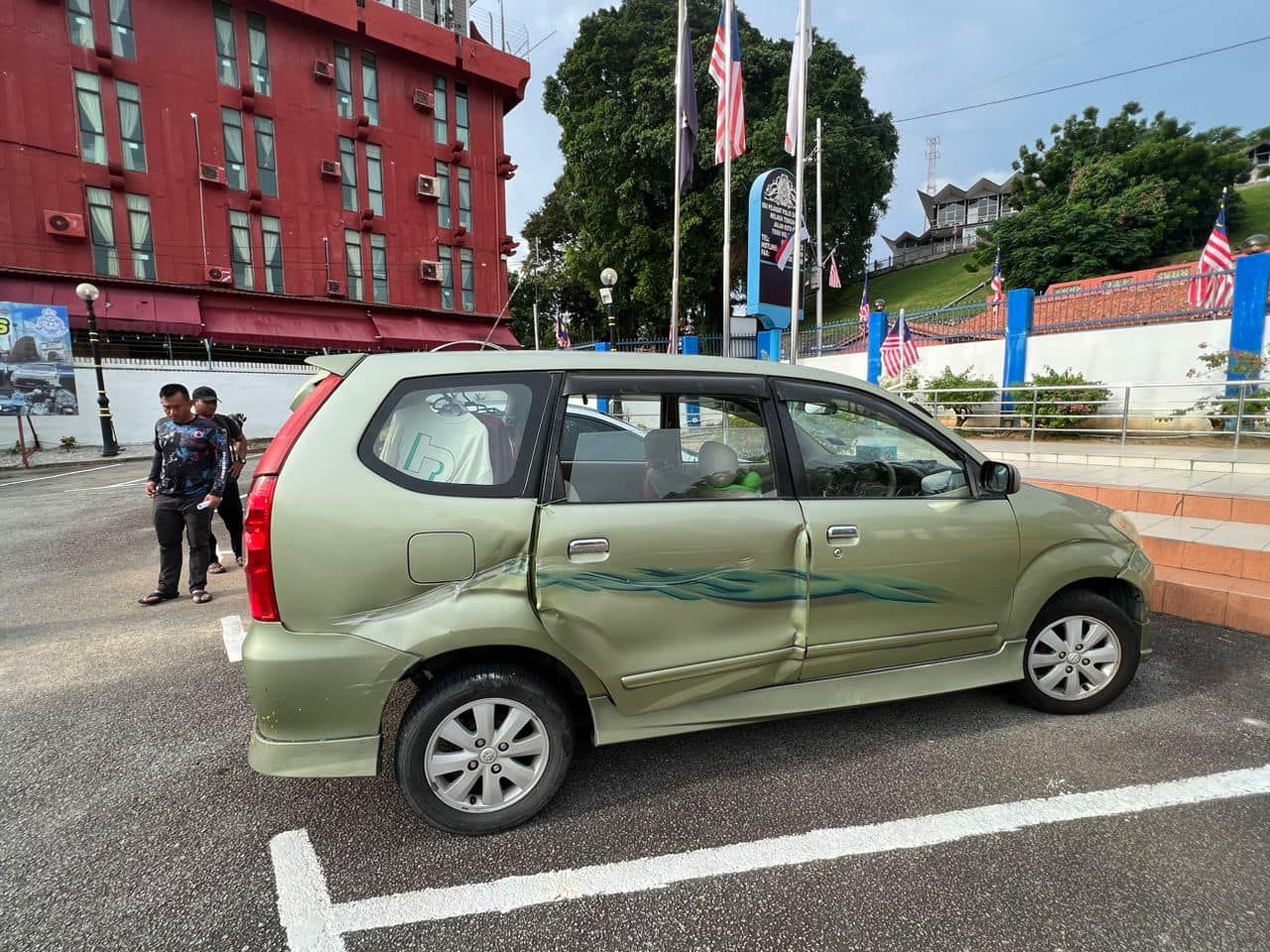 少年误踩油门 车子倒退撞入美食中心