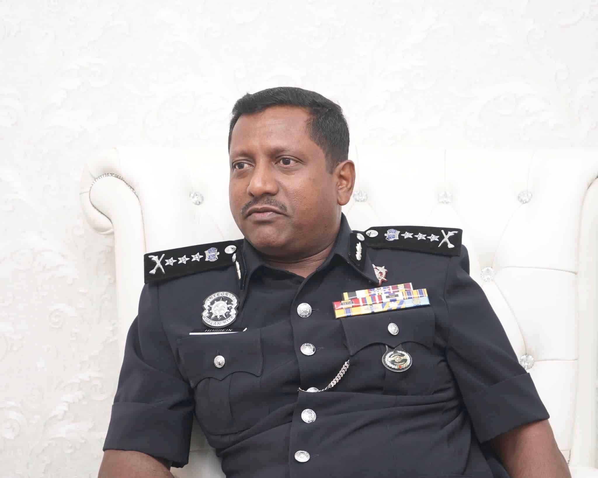 2男朝巴士抛石头  警方：查明纯属恶作剧