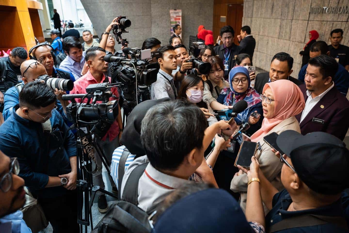 首相促内阁及议员每年体检  扎丽哈：购流感疫苗为所有职员接种