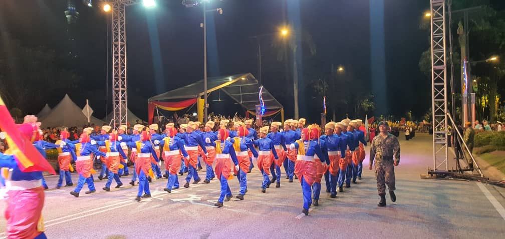 （视频）逾万人到莎阿南独立广场迎国庆 场面热闹齐倒数默迪卡