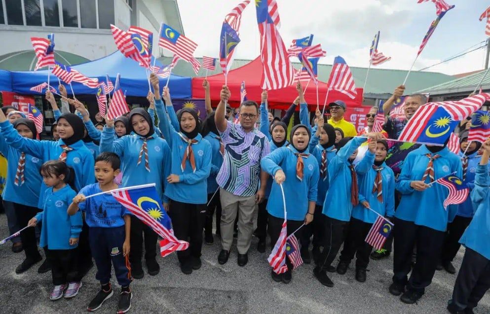 阿米鲁丁拜访女幼童军  与众人互相交流