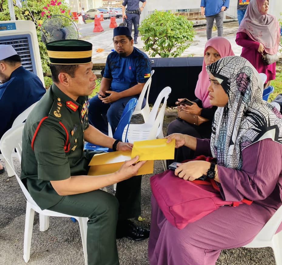 Agong kurnia sumbangan kepada waris mangsa nahas pesawat