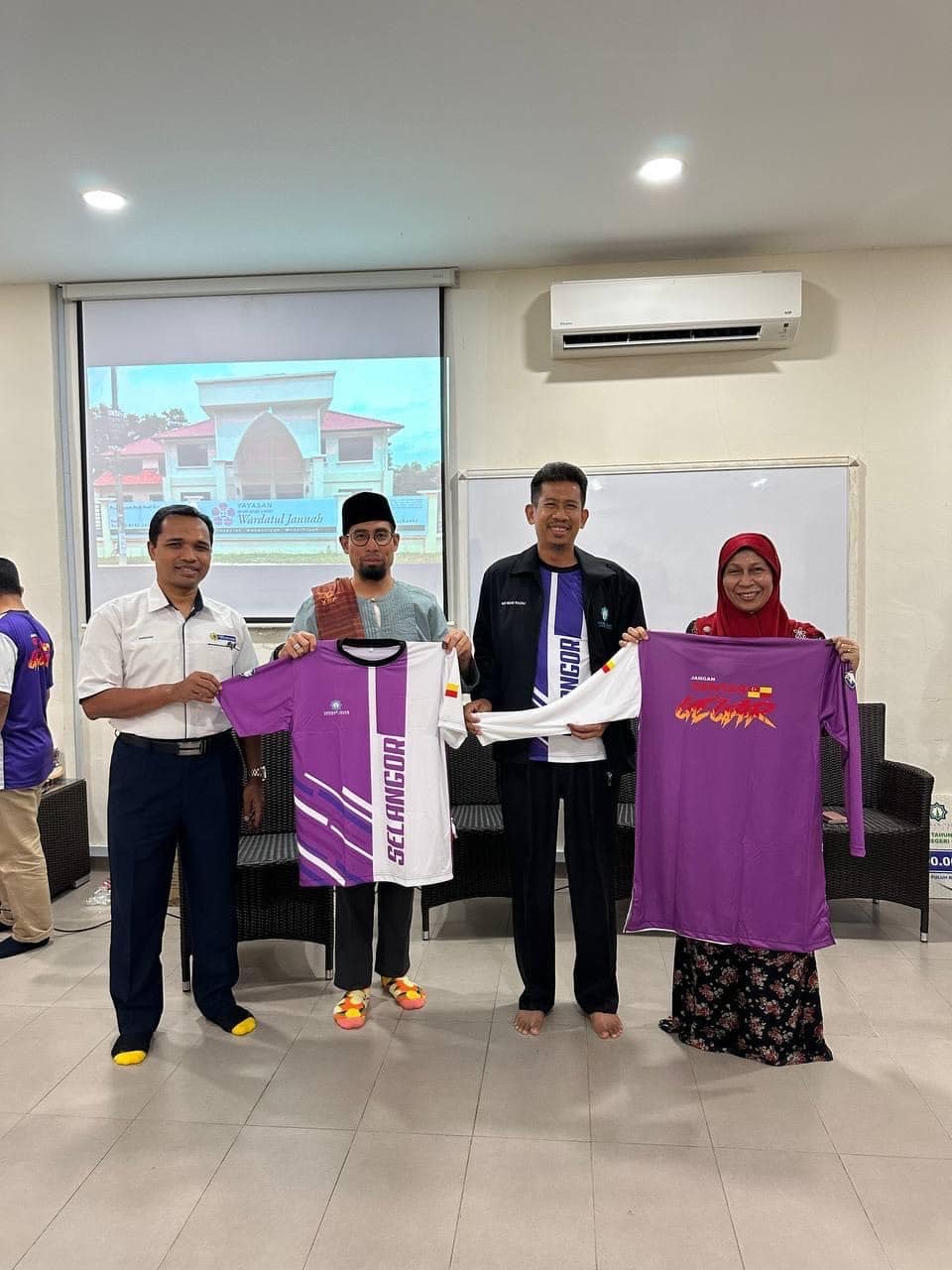 Enam rumah kebajikan sertai Sukan Anak Yatim terima jersi tajaan Yide