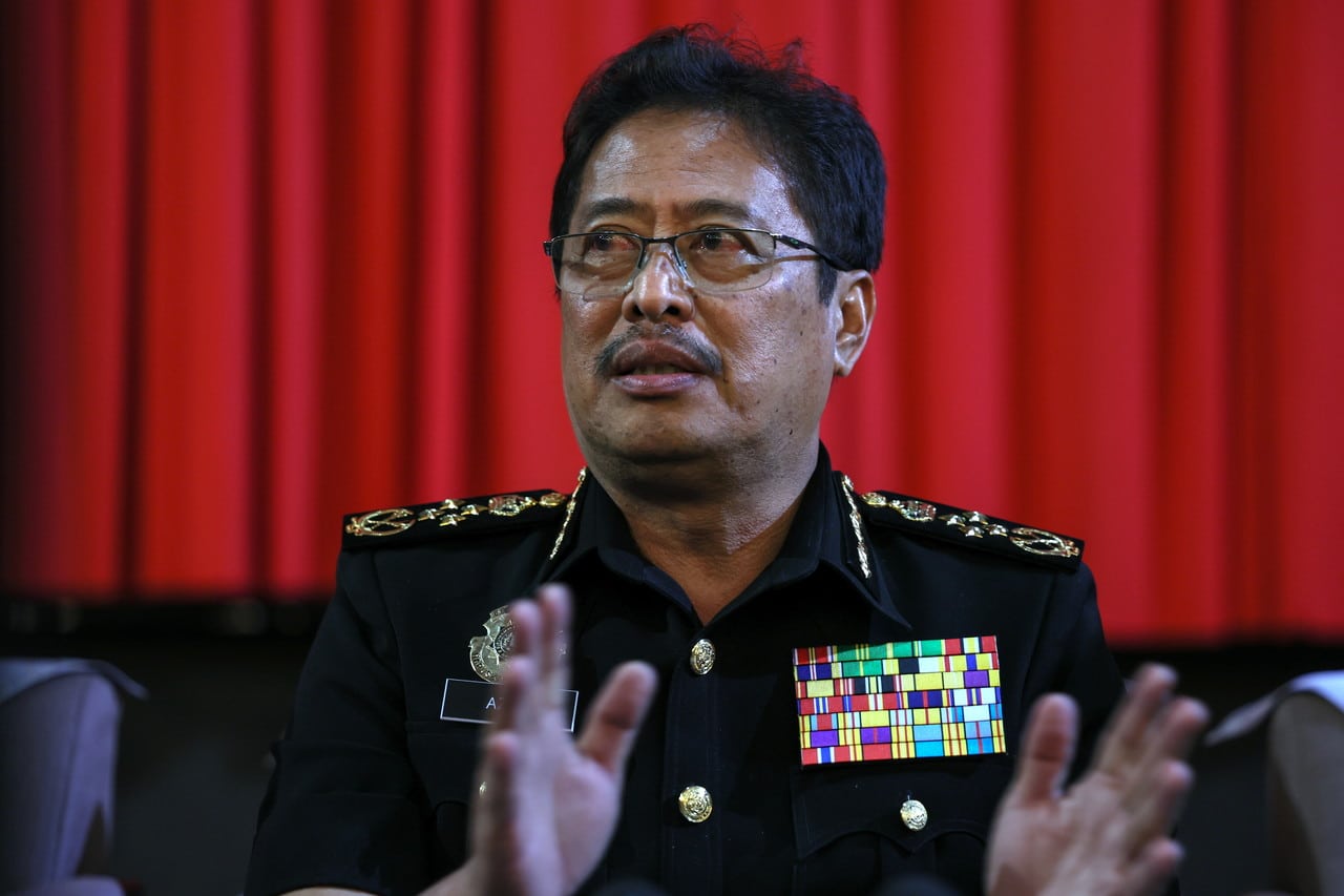 SPRM tahan lima individu, sita 1.6 juta liter diesel, wang tunai RM3.7 juta