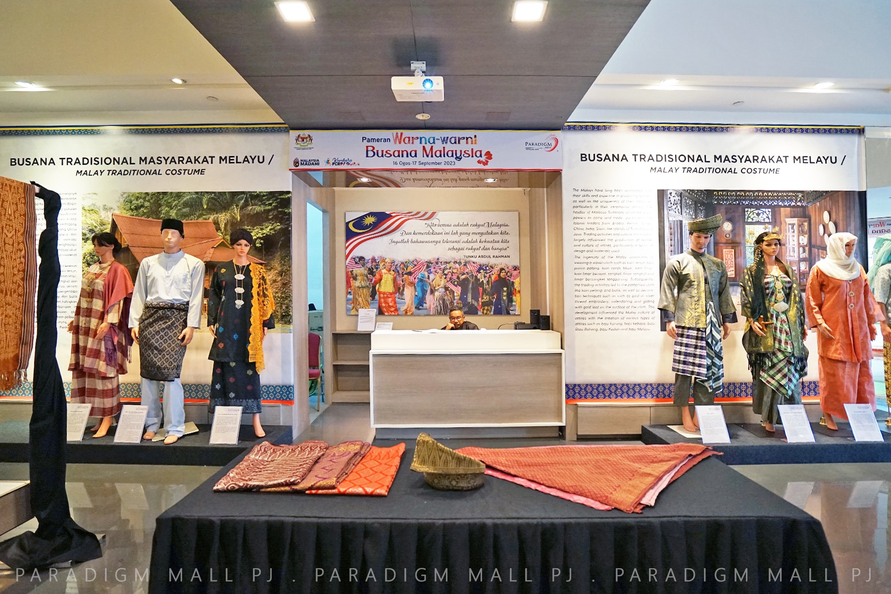 Semarak Hari Kebangsaan, Muzium Tekstil pamer busana pelbagai kaum di Paradigm Mall