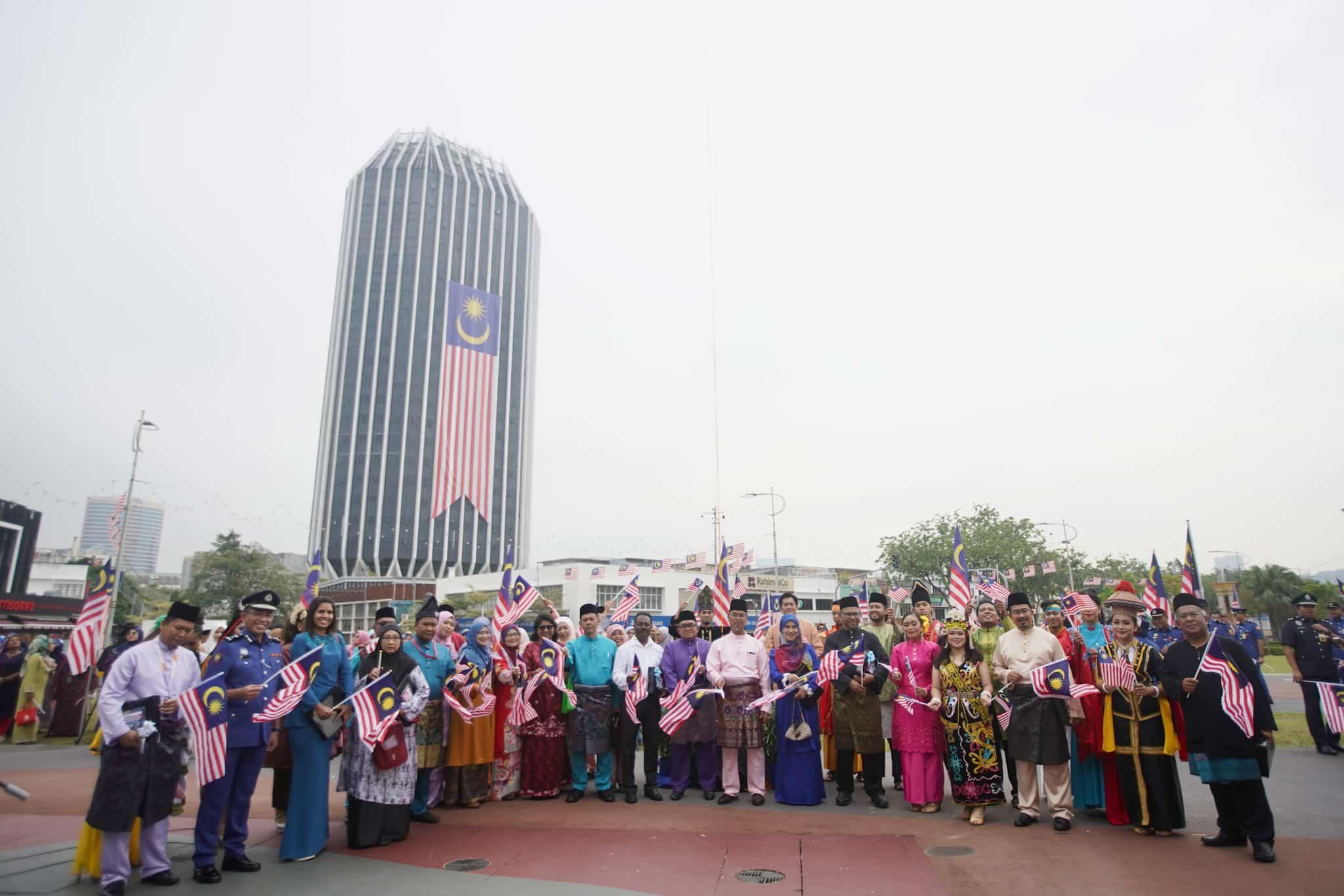 MBPJ edar lebih 10,000 Jalur Gemilang, semarak bulan kemerdekaan