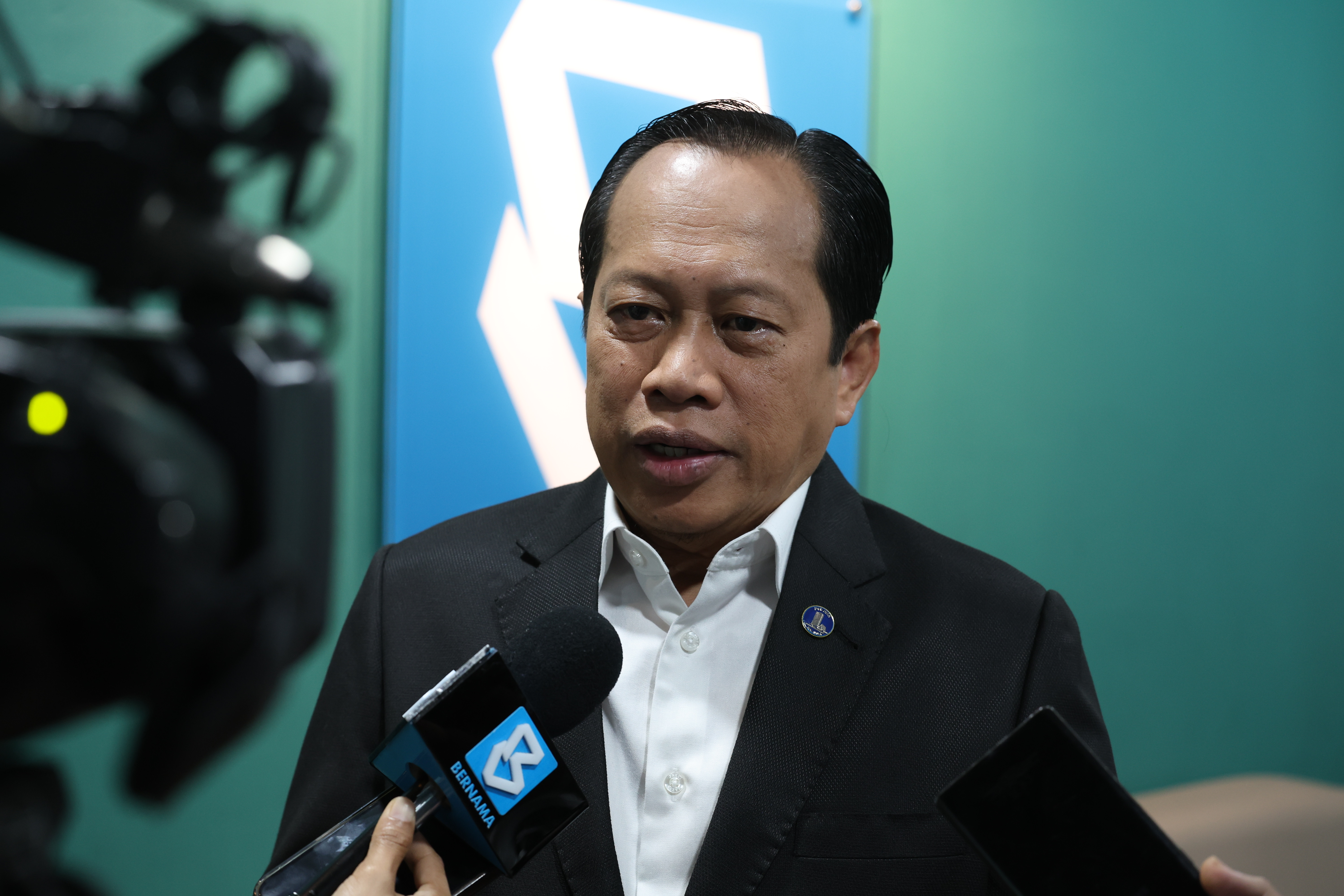 Extra RM100 mln to maintain federal roads in peninsula — Ahmad Maslan