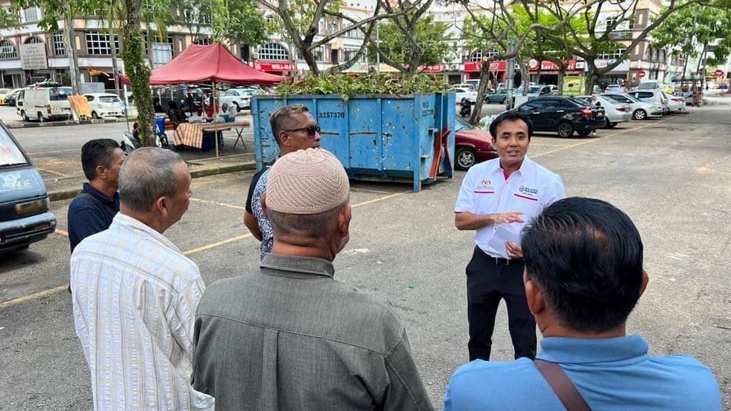 Ahli Parlimen Sungai Buloh bantu 20 peniaga terkesan kejadian ribut