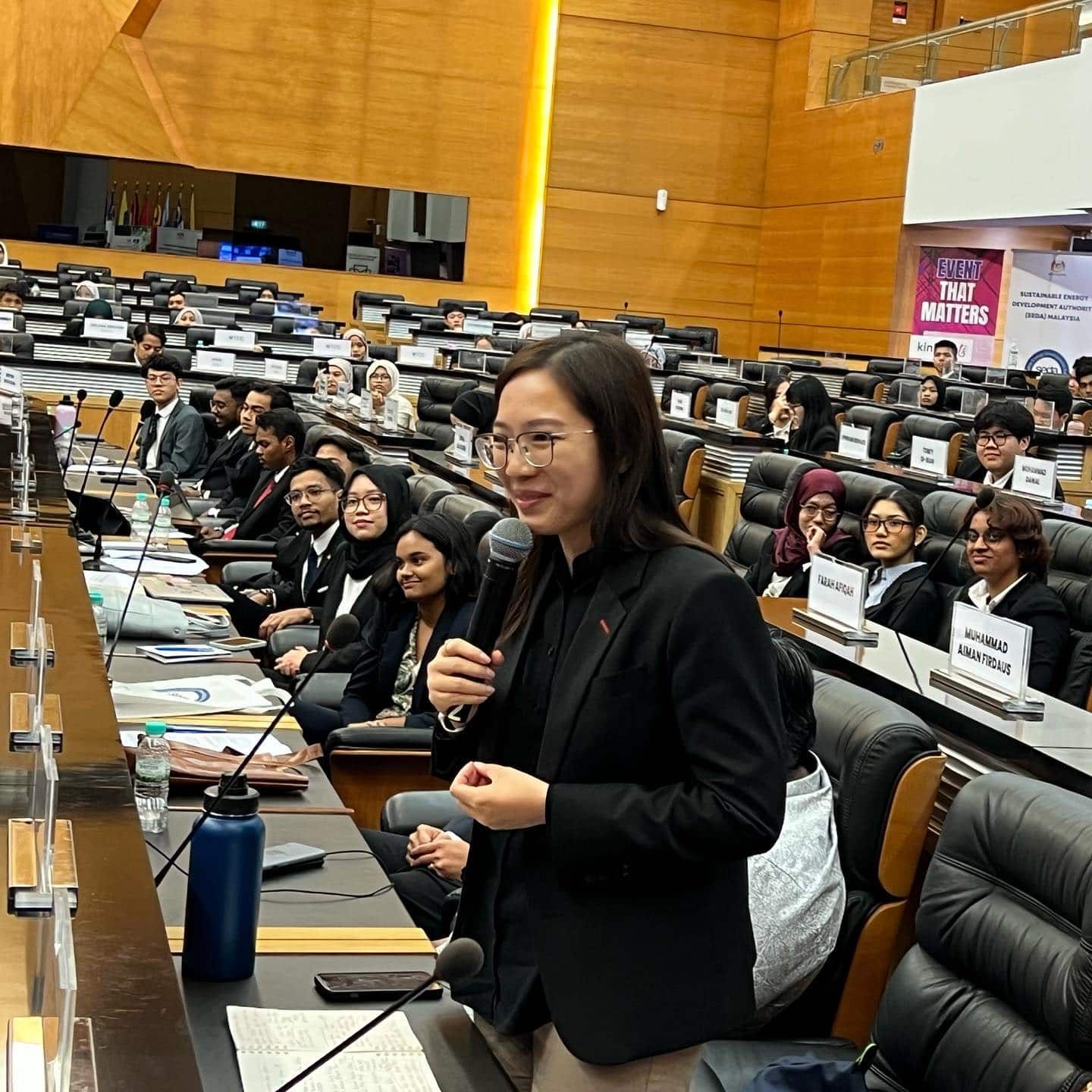 100青年参与国会模拟辩论  嘉玛丽雅赞辩手能言善道