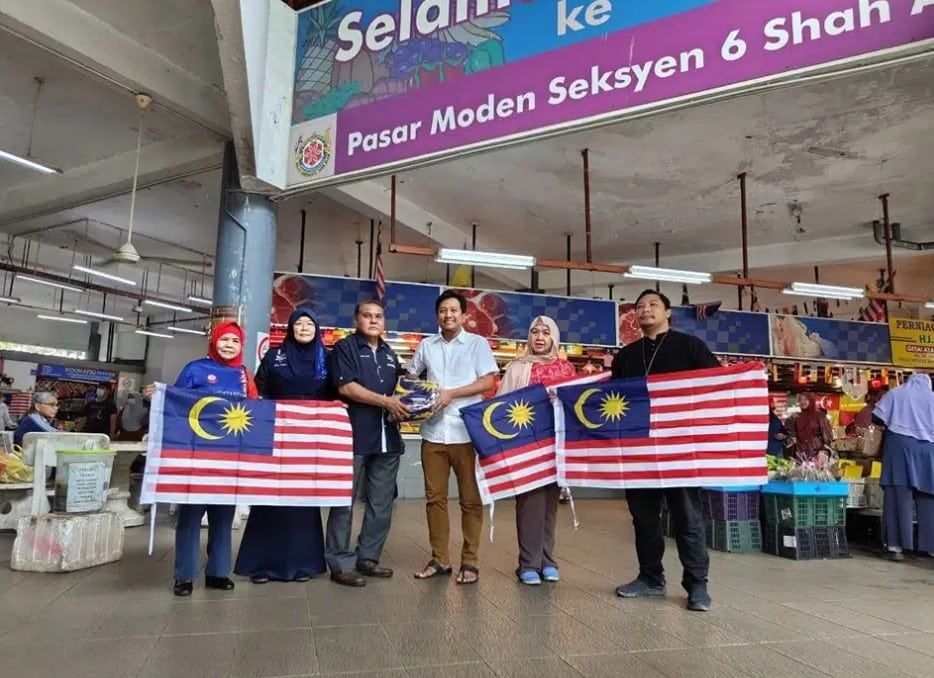 纳兹旺配合国庆日 派国旗予居民及学生