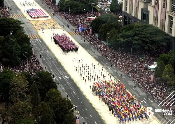 தேசிய தினப் பேரணியில் 100,000க்கும் மேற்பட்டோர் பங்கேற்றனர்