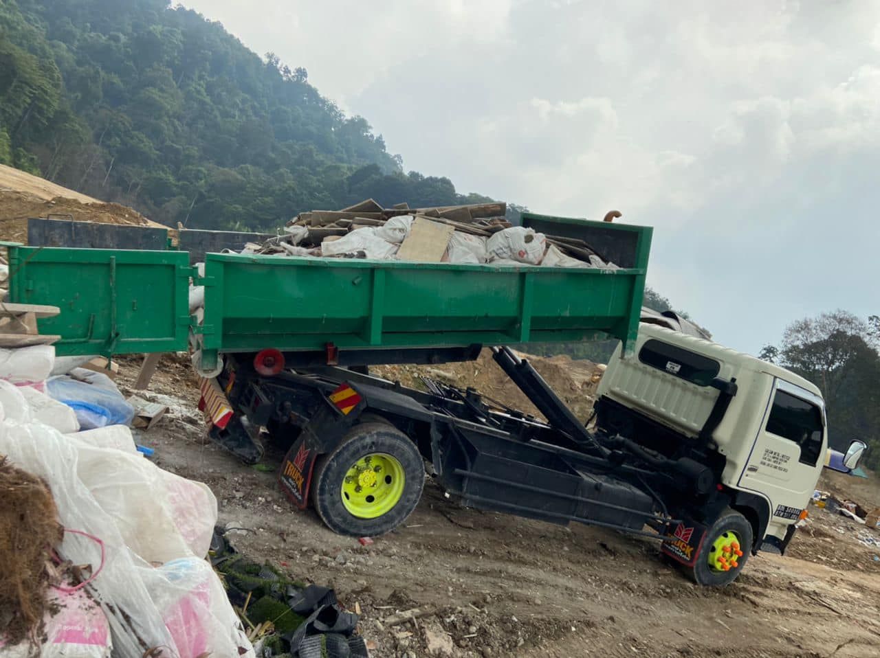 两罗里非法倾倒垃圾 遭市议会充公