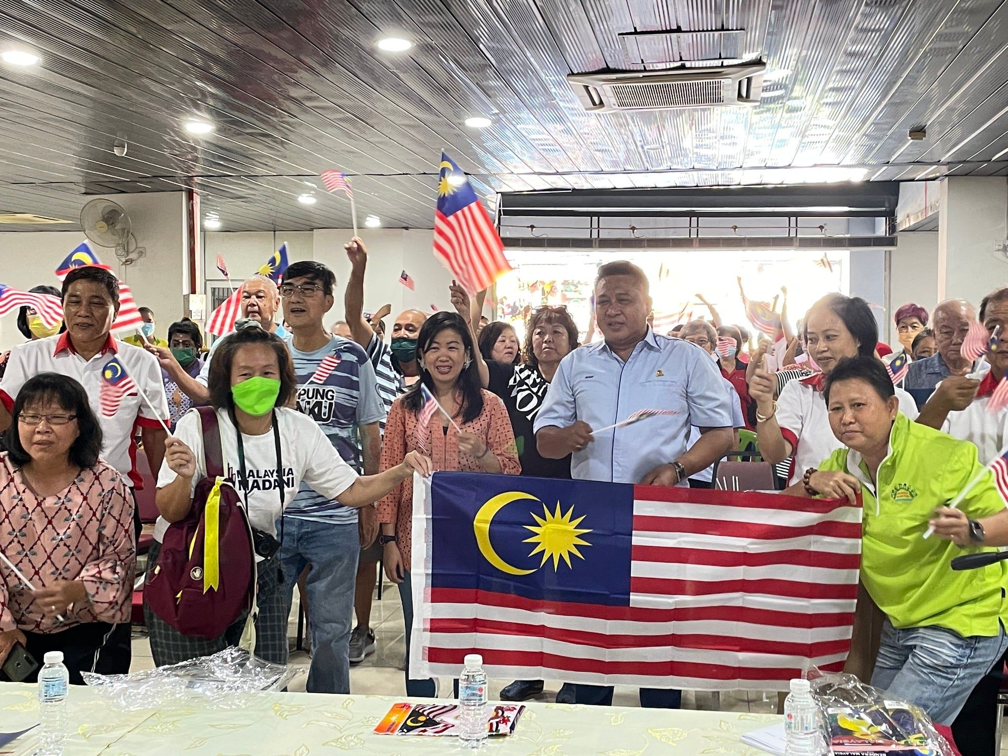 林怡威与双溪威居民 挥动国旗迎国庆