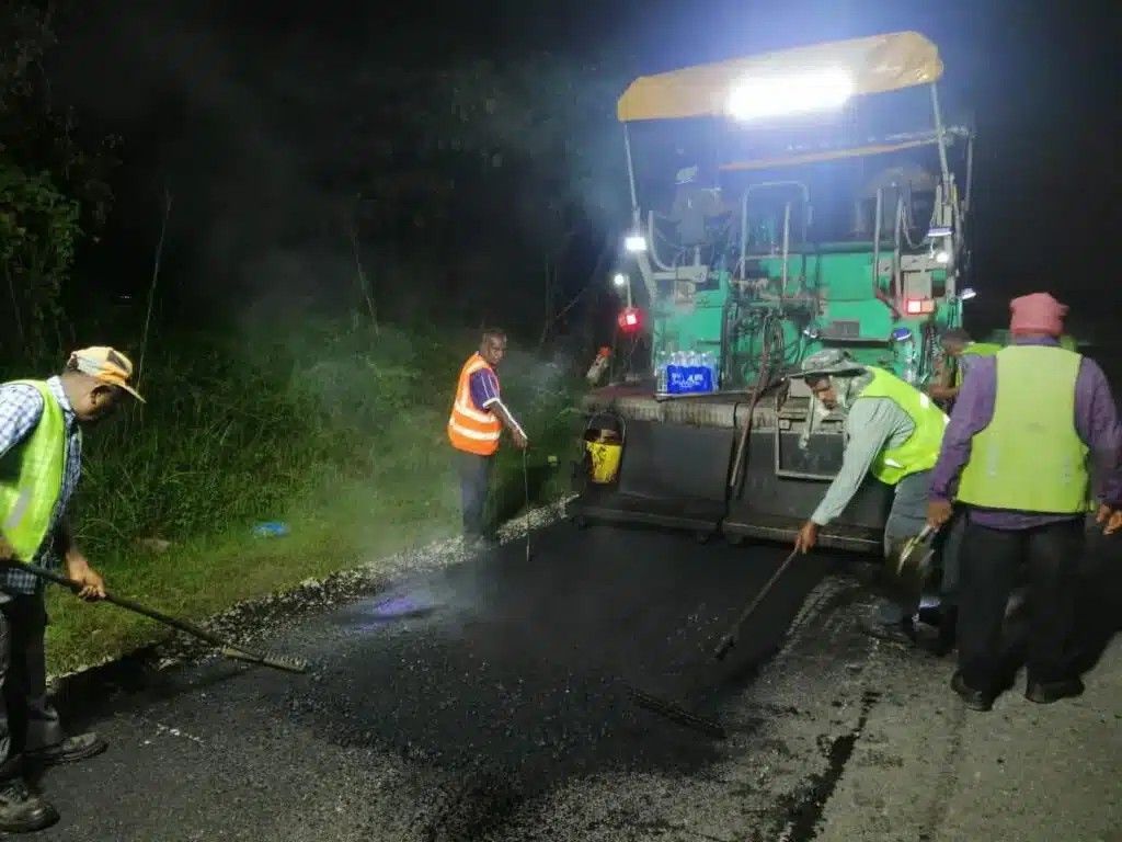 Infrasel到瓜冷一带 修补烂路