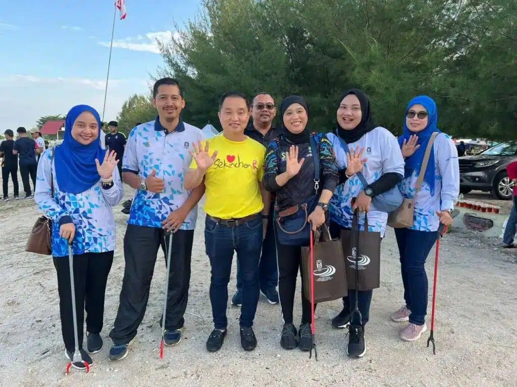 雪水务管理局携手大学生 适耕庄热浪滩大扫除