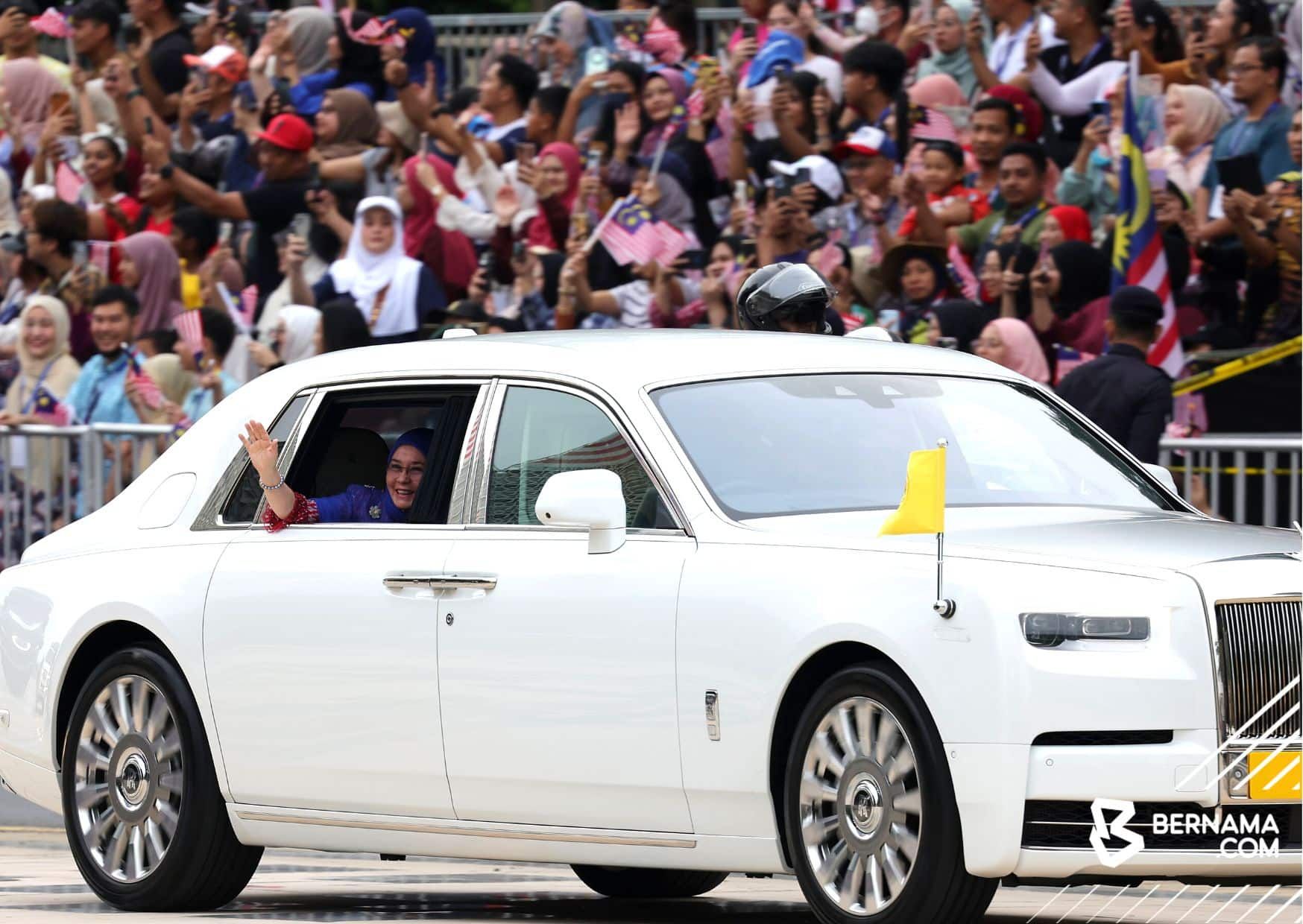 Hari Kebangsaan: Agong, Permaisuri santuni rakyat pelbagai kaum