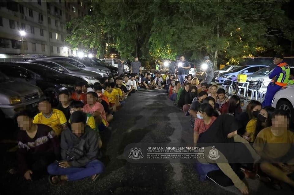 移民局带队扫荡隆市组屋 当场捕425名外籍男女