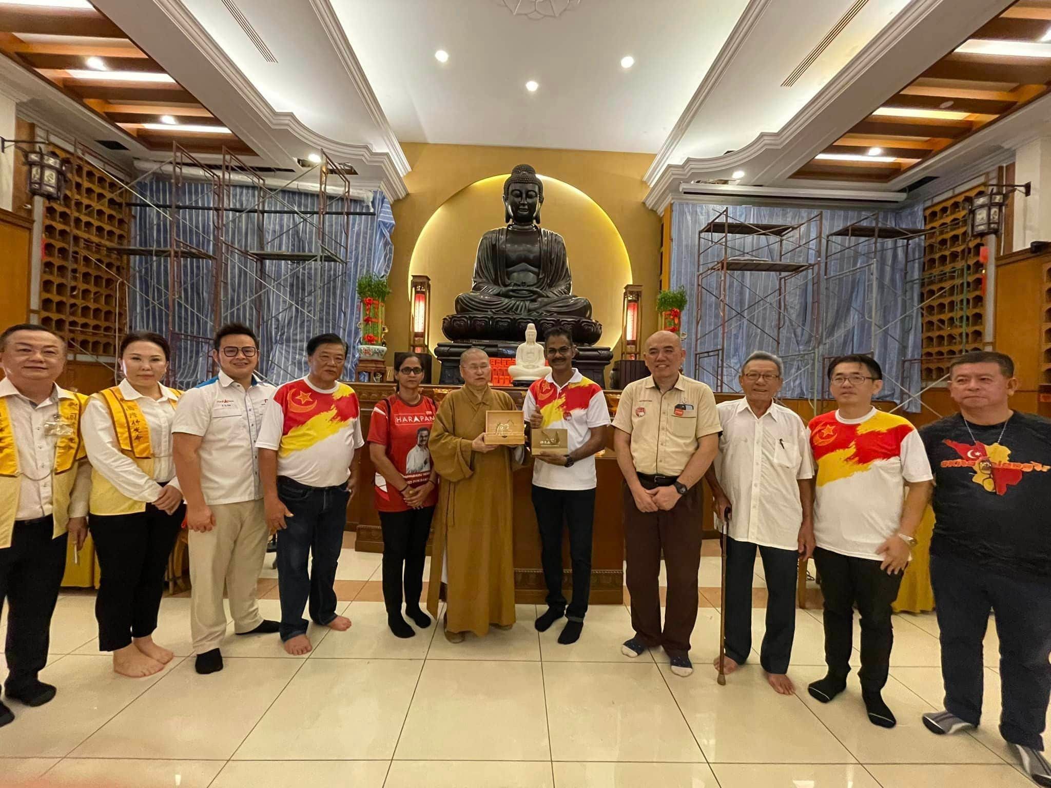 “爸爸来咯” 在仁嘉隆与选民热烈交流