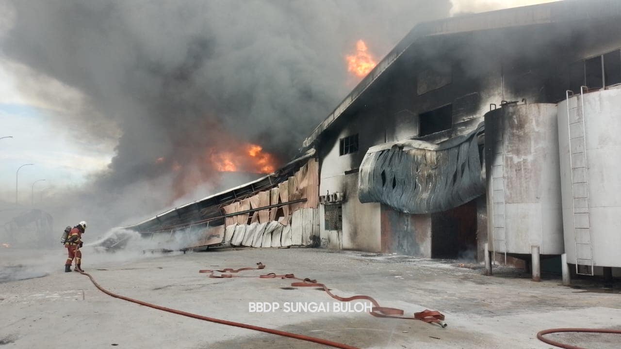 Enam kilang perabot di Sungai Buloh terbakar, tiada kemalangan jiwa