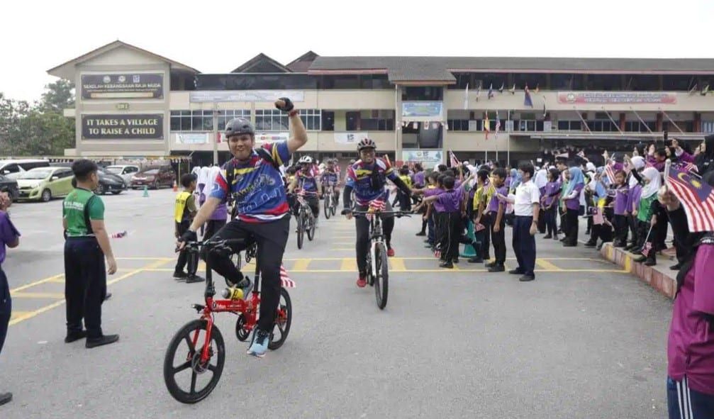 百人悠闲骑铁马到学校派国旗 带动莎阿南市区国庆月气氛
