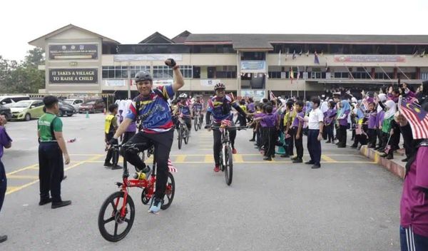 百人悠闲骑铁马到学校派国旗 带动莎阿南市区国庆月气氛