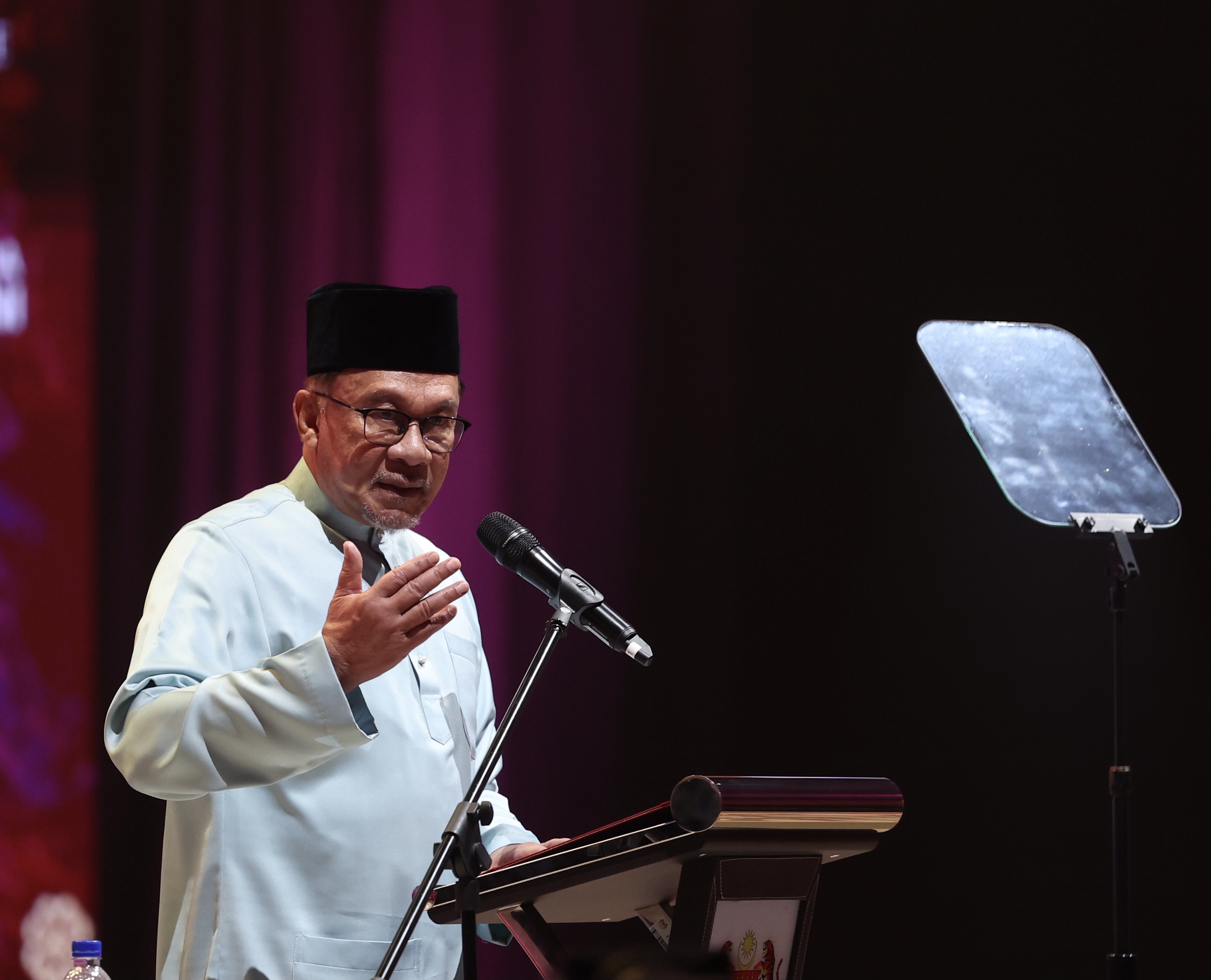 Fly the Jalur Gemilang, show your patriotism — Anwar