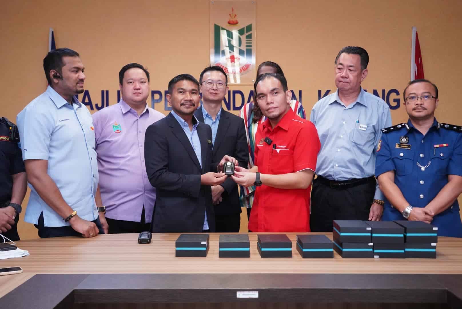 谢瑞詹赠随身摄像机  供加影市会执法员出勤