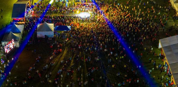 (视频)约5000人昨晚包围AU2草场 展现对团结政府与雪州信心